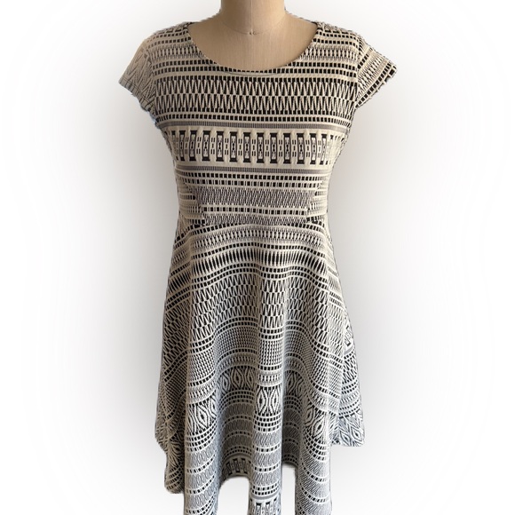 Topshop Dresses & Skirts - Topshop Maternity Black and Cream Textured Dress With Cap Sleeves. Size 8